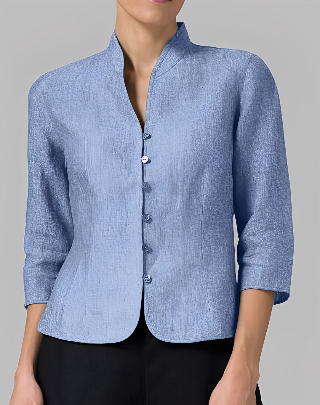 Blusa feminina casual elegante de manga três quartos, ideal para um look versátil na primavera-verão.