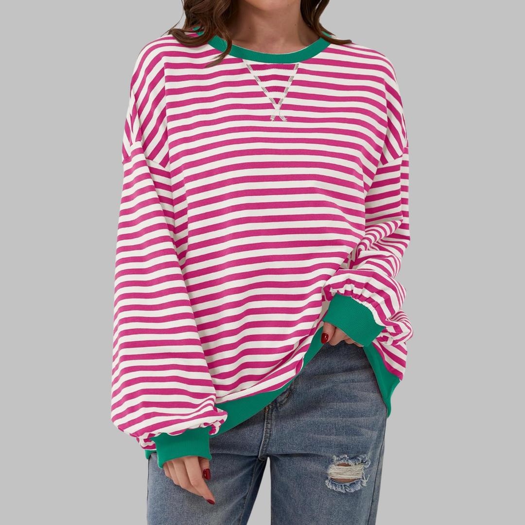Conforto e estilo definem a camisola feminina listrada Malin, perfeita para os dias frios de outono e inverno.