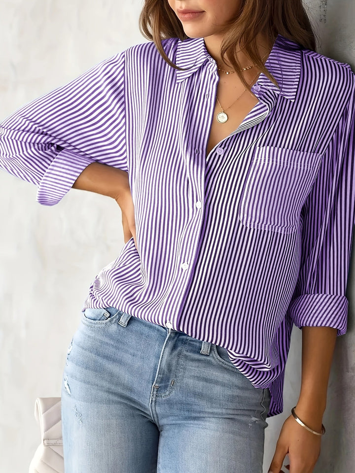 Camiseta feminina listrada manga longa. Casual e estilosa, peça chave da moda primavera-verão feminina.