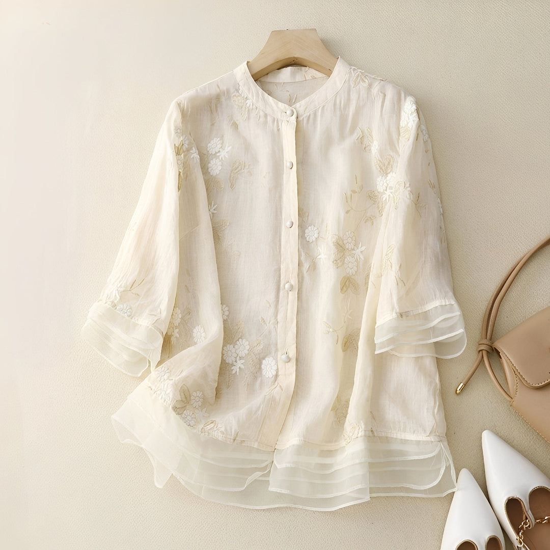 Blusa feminina com bordado floral, ideal para o verão e primavera. Uma peça versátil que combina moda e conforto.