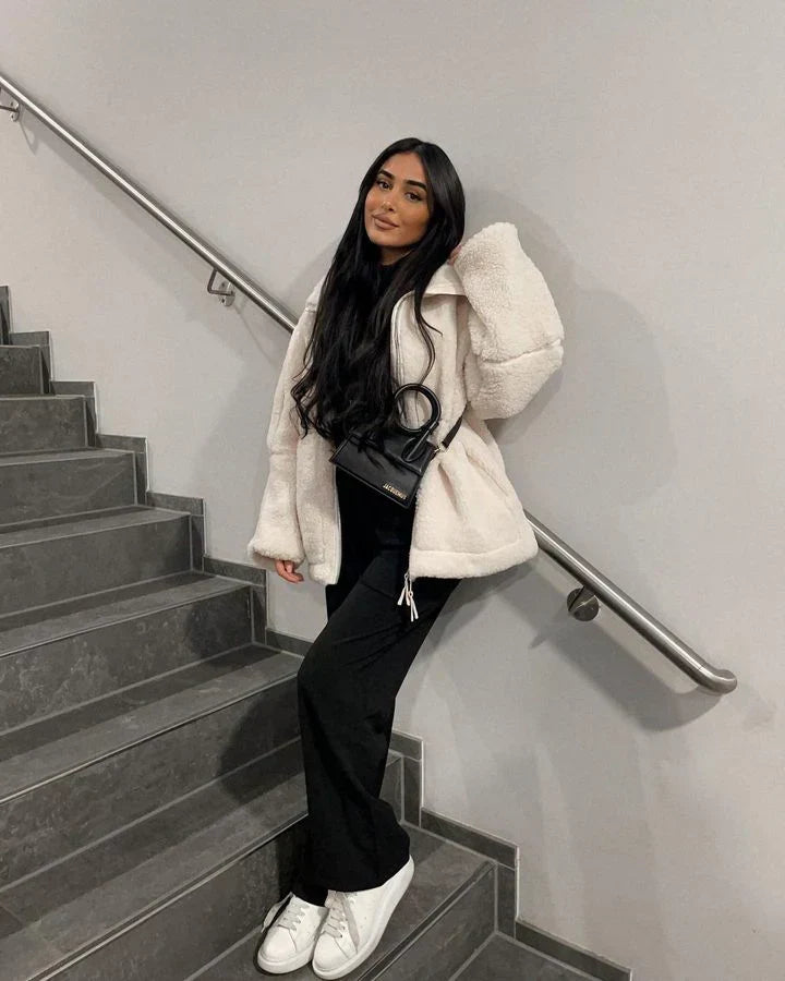 Sobretudo feminino de inverno, longo, quente e elegante, ideal para looks sofisticados e proteção no frio.