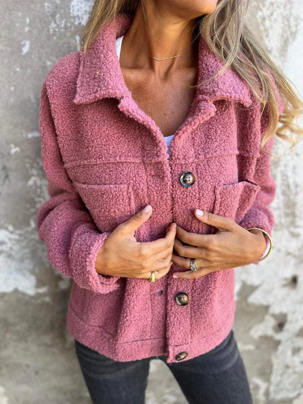 Casaco feminino curto com lapelas, elegante para o outono. Perfeito para um estilo casual e moderno.