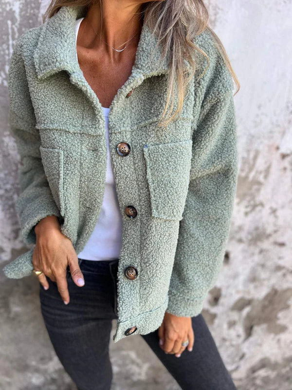 Jaqueta feminina curta de outono/inverno com lapelas. Aconchegante e estilosa para diversas ocasiões.