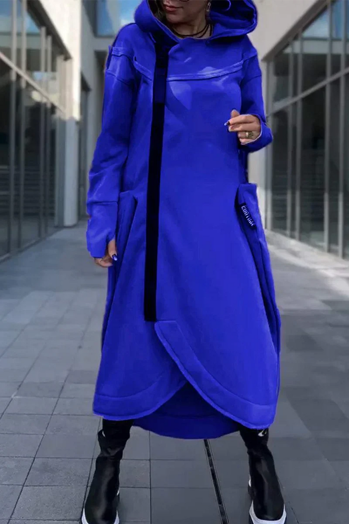 Jaqueta moletom feminina com zíper, capuz e comprimento longo, ideal para moda inverno com versatilidade.