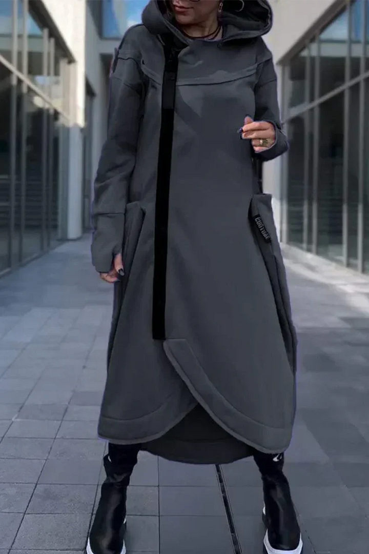 Moletom feminino longo moderno com capuz e zíper, proporcionando conforto e um toque de estilo casual.