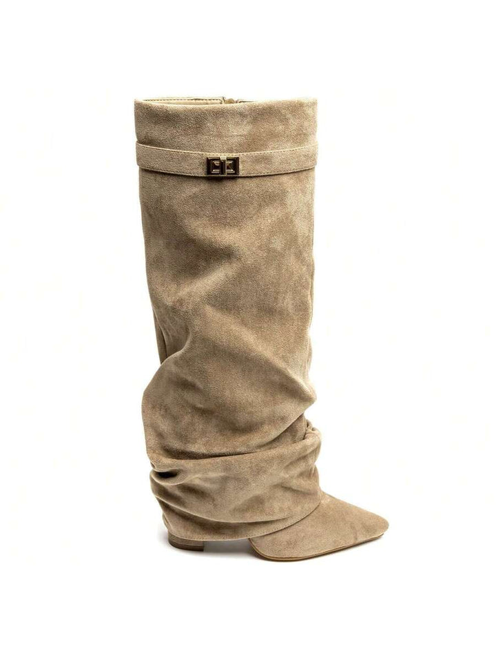 Bota slouch de camurça vegana, salto baixo e bico pontiagudo, moda feminina chic.