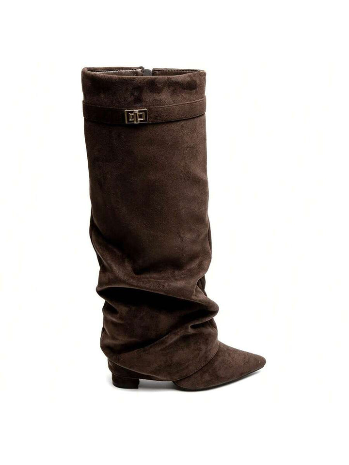 Bota slouch preta feminina, salto baixo e bico pontiagudo, couro vegano durável.
