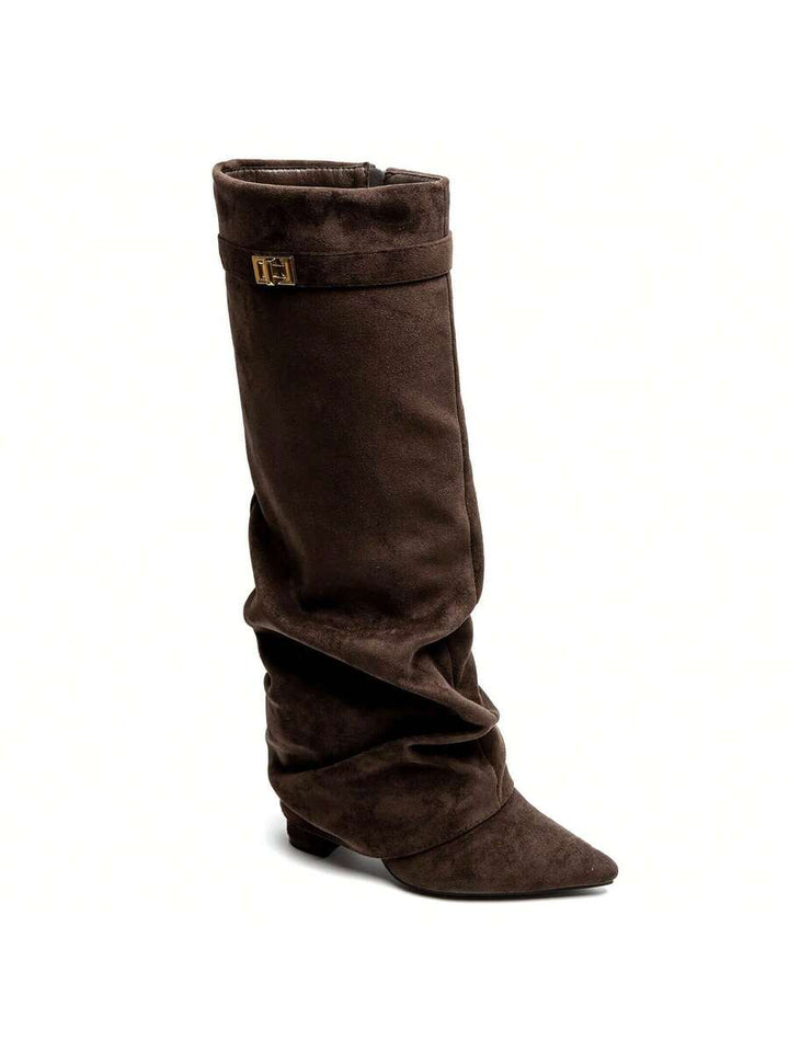 Bota slouch feminina de camurça vegana marrom, salto baixo, bico pontiagudo.