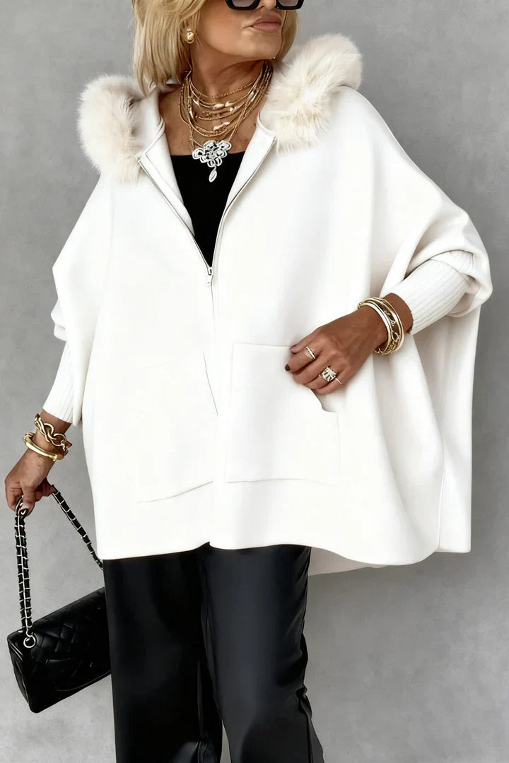 Cardigan feminino curto e moderno, ideal para criar looks casuais e versáteis. Essencial na moda feminina.