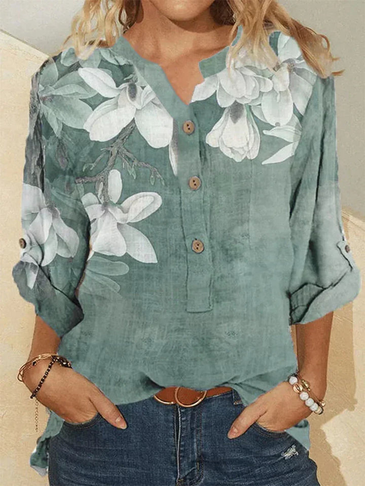 Camisa feminina gola alta elegante, com bordado floral. Perfeita para um look casual e confortável na moda feminina.