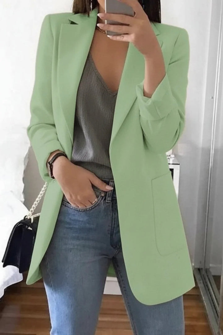 Jaqueta blazer feminina preta, clássica e versátil. Essencial para moda de inverno.