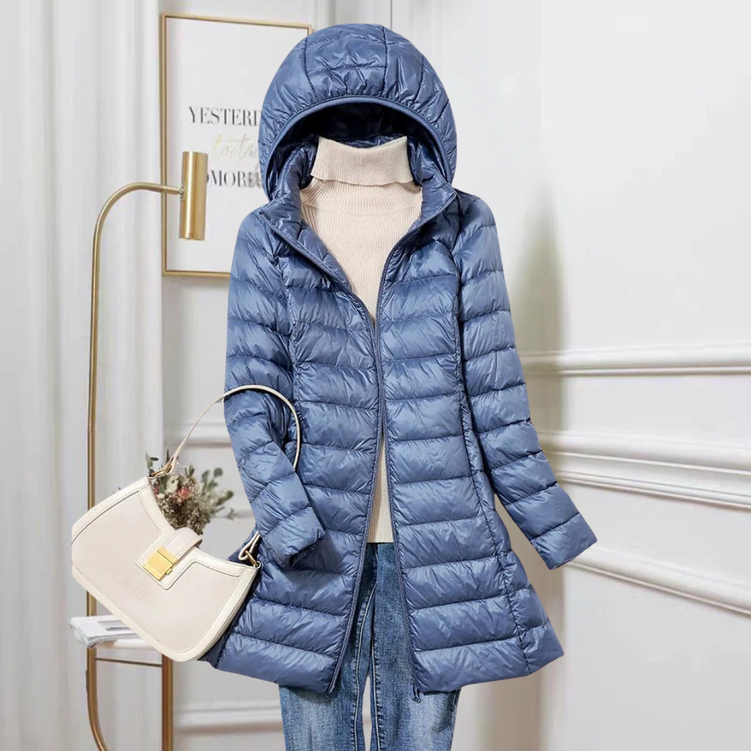 Jaqueta feminina ultraleve versátil para viagens e uso casual. Confortável e estilosa para outono e inverno.