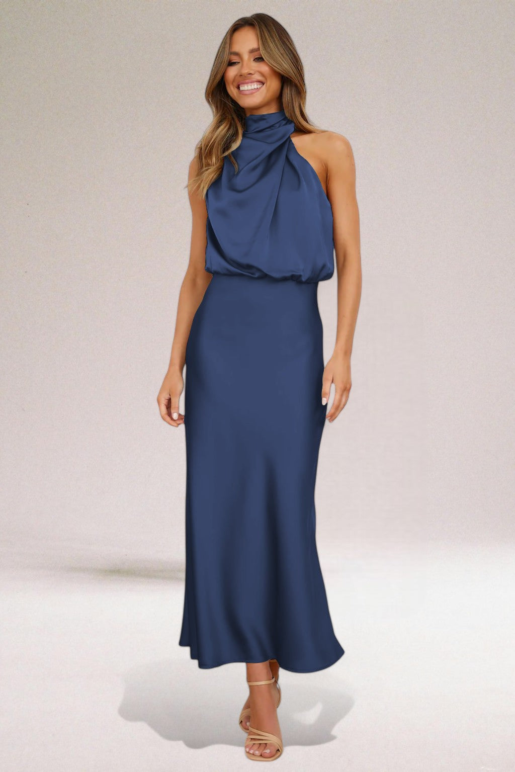 Vestido de mulher chic e elegante, decote halter, ideal para eventos, festas e ocasiões especiais.
