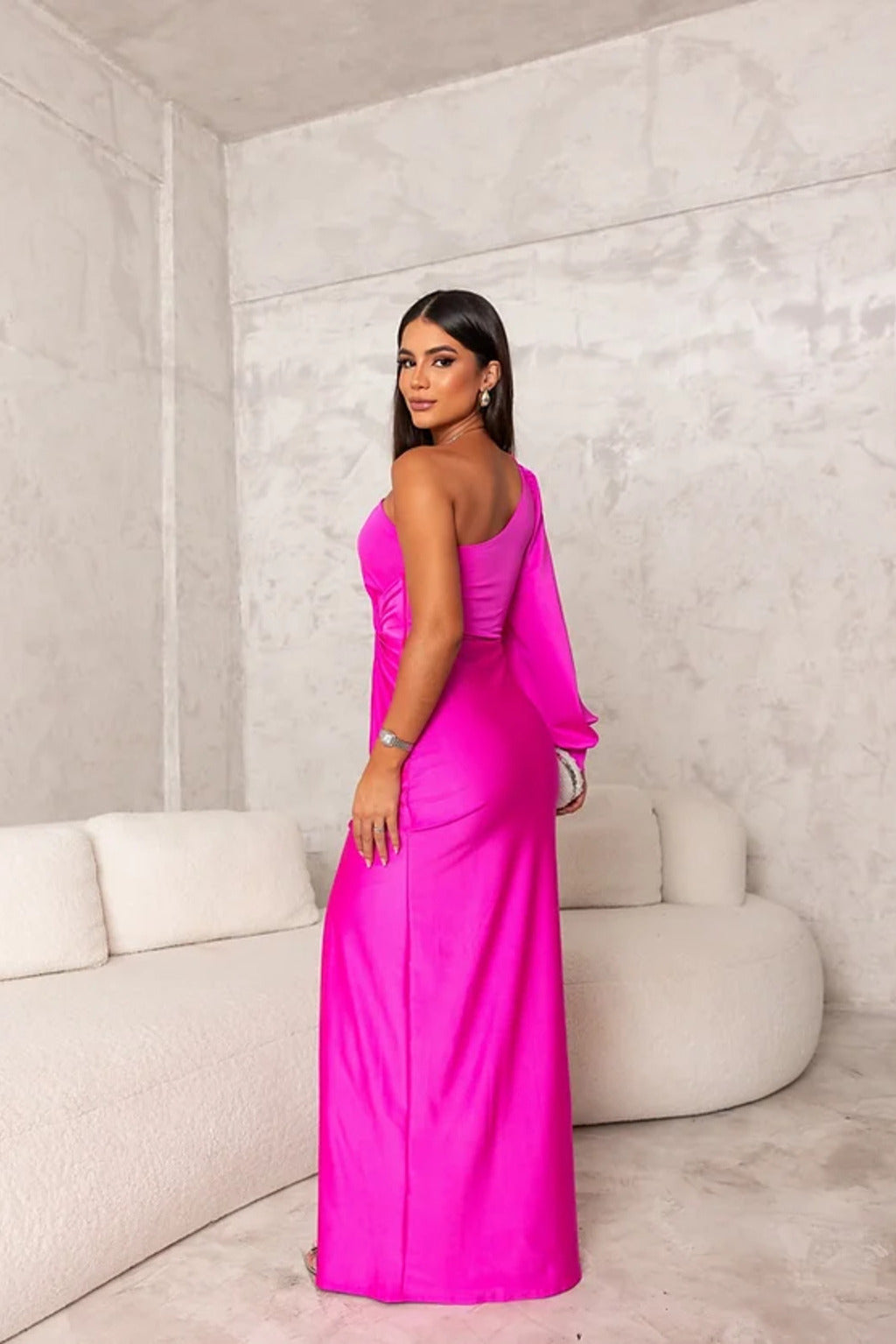 Vestido feminino confortável e elegante, um ombro só. Fenda lateral para um look chique.