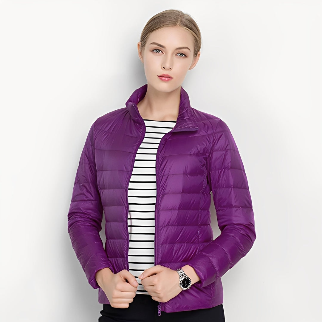 Jaqueta acolchoada feminina com tecido repelente à água. Perfeita para outono/inverno, design casual.