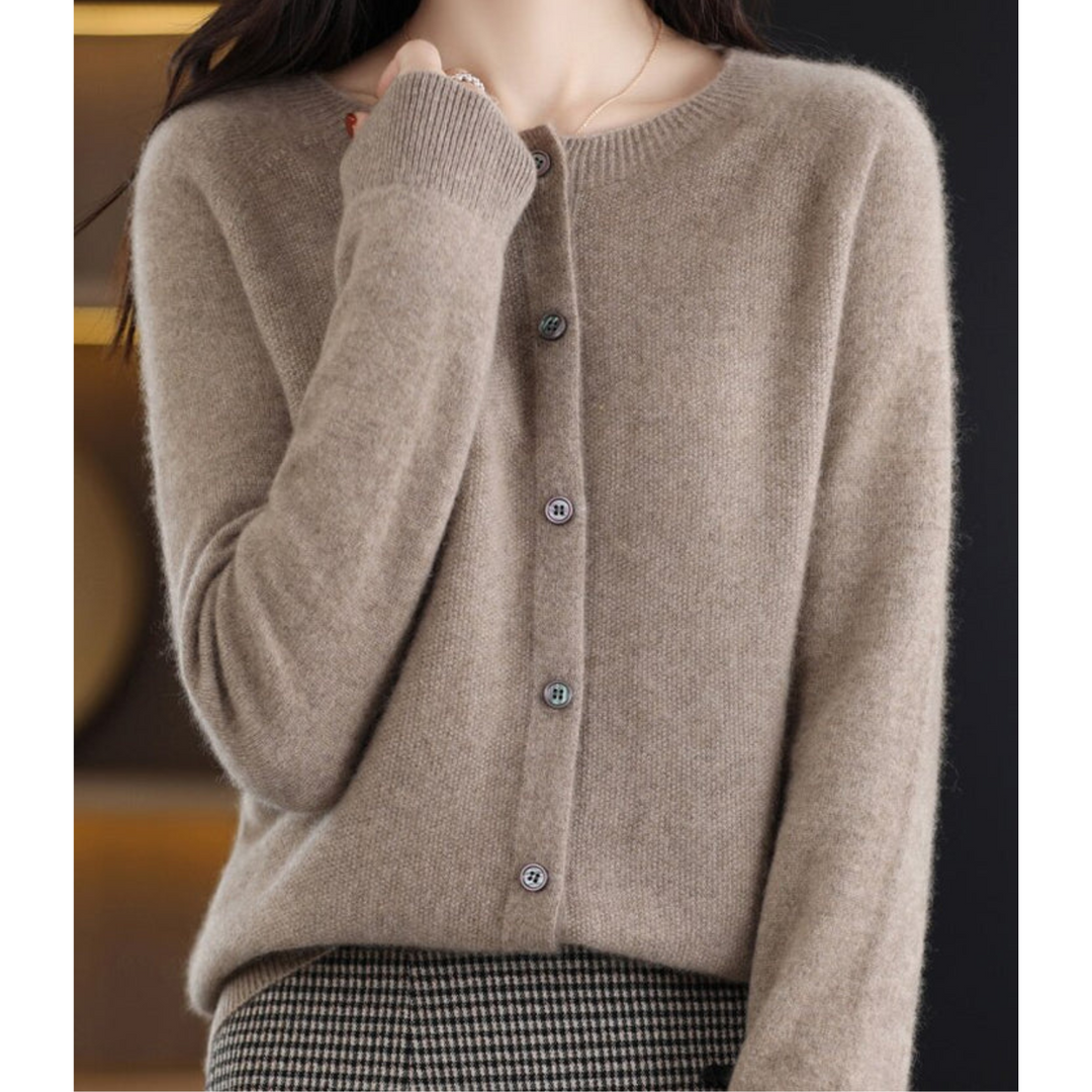 Suéter de malha feminino. Gola redonda, estilo elegante, ideal para roupa de inverno e moda casual.