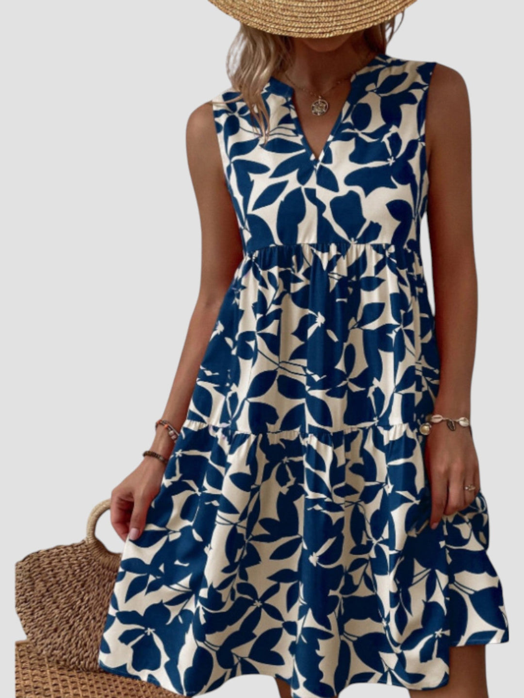 Vestido midi feminino de verão com estampa vibrante. Tendência da moda, leve, confortável e muito elegante.