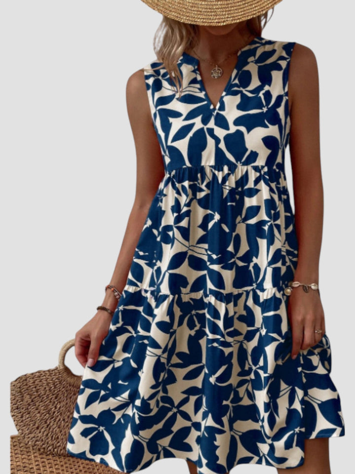 Vestido midi feminino de verão com estampa vibrante. Tendência da moda, leve, confortável e muito elegante.
