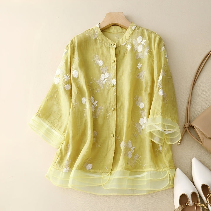 Blusa feminina elegante e versátil com bordados de flores. Conforto para o dia a dia ou ocasiões especiais.