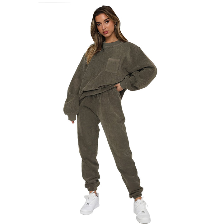 Conjunto feminino versátil para outono. Conforto e estilo casual em roupa de lazer despojada.