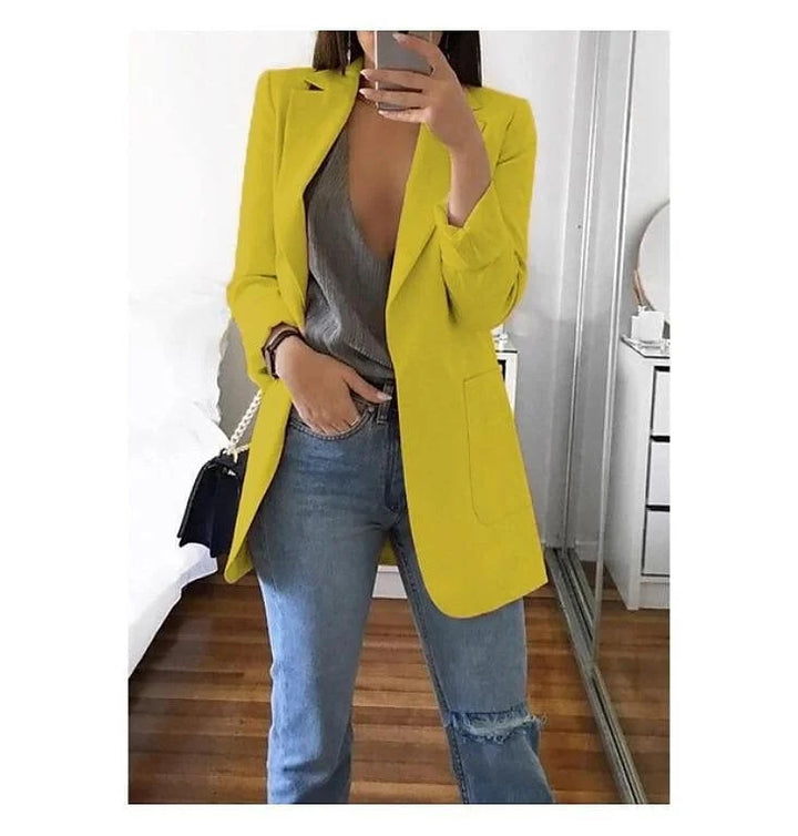 Roupa feminina: Blazer estruturado, perfeito para o ambiente de trabalho formal.
