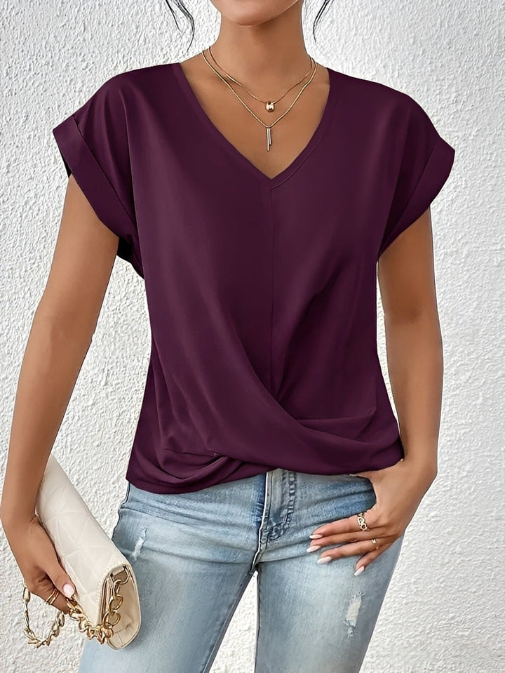 Moda casual feminina: camiseta de verão com decote V, blusa versátil para conforto e estilo diário.
