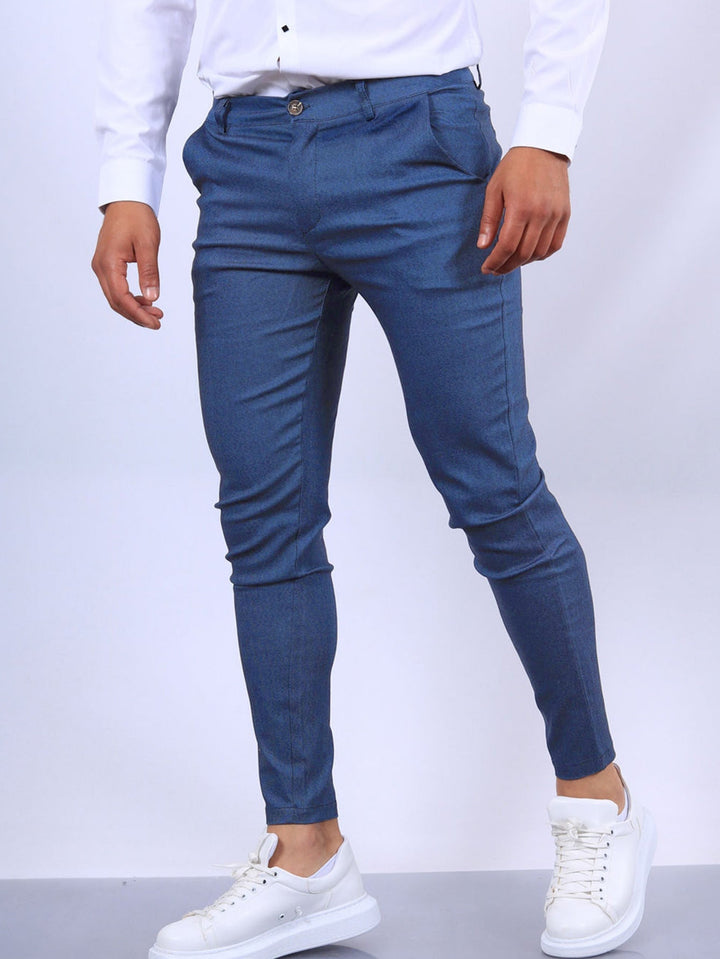 Homem usando calças masculinas slim-fit, exibindo caimento moderno e confortável para qualquer ocasião.