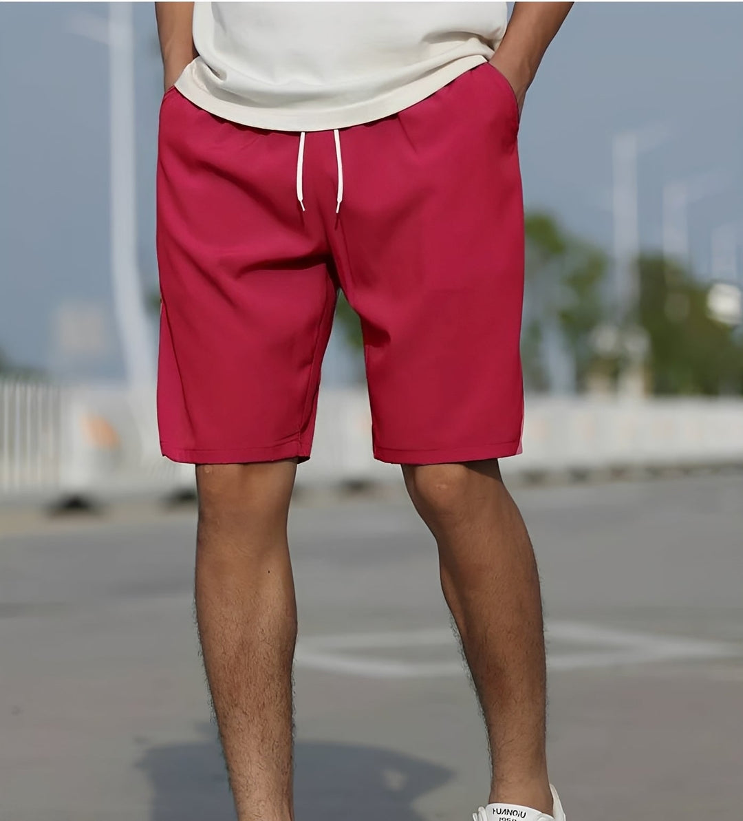 Shorts masculinos casuais em tecido leve e confortável, com cordão ajustável para uso diário no verão.