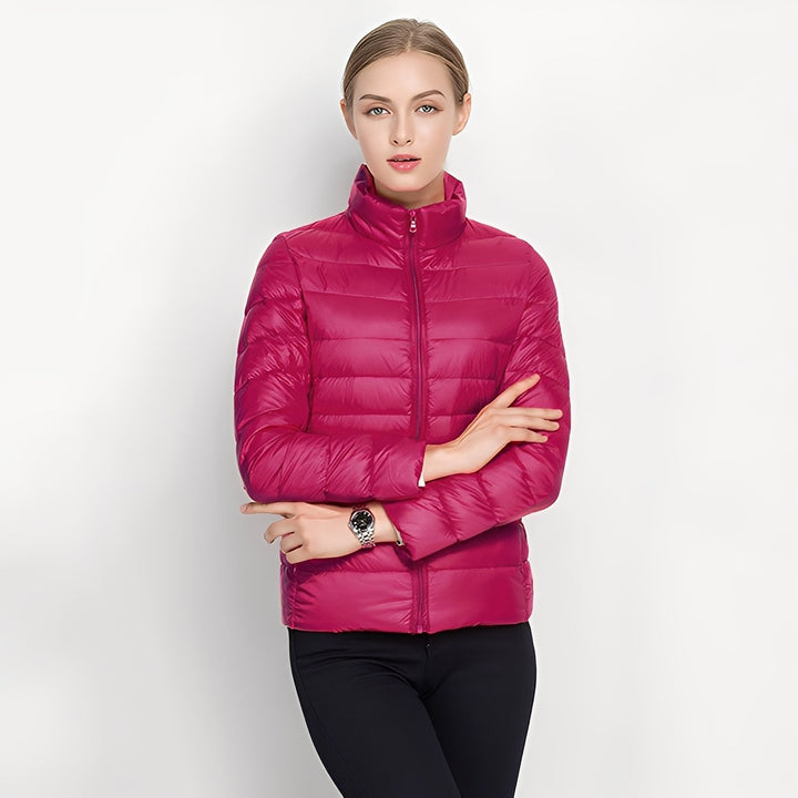 Modelo usando jaqueta acolchoada feminina estilosa, quente e confortável para o outono e inverno.