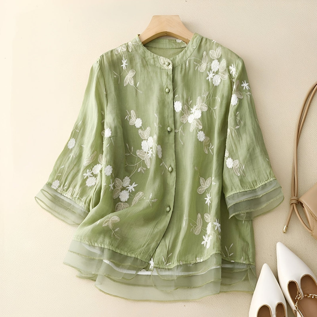 Blusa feminina para escritório, bordada com delicadas flores. Roupa elegante e confortável para o ambiente de trabalho.