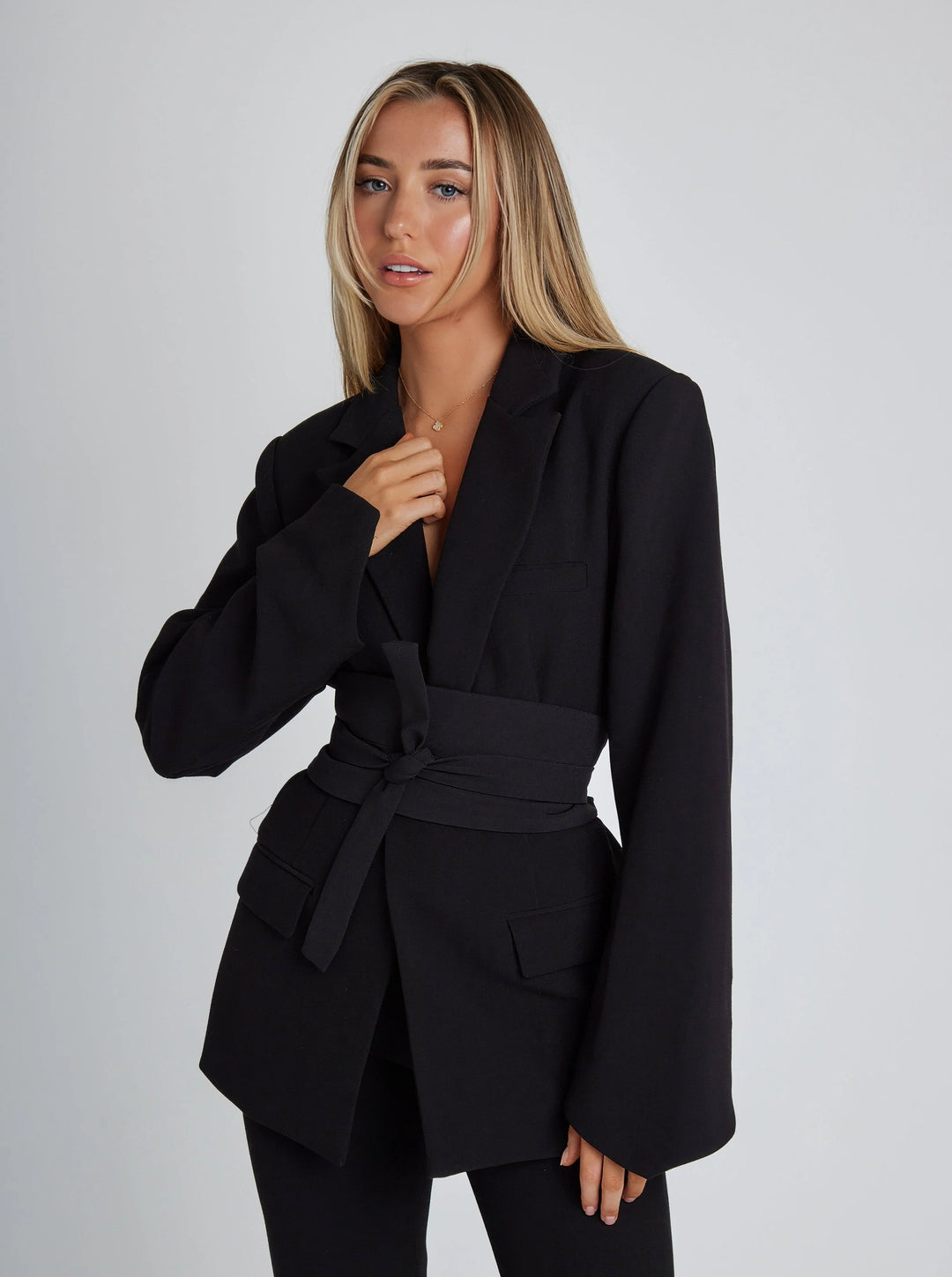Blazer feminino elegante preto para estilo casual e formal.