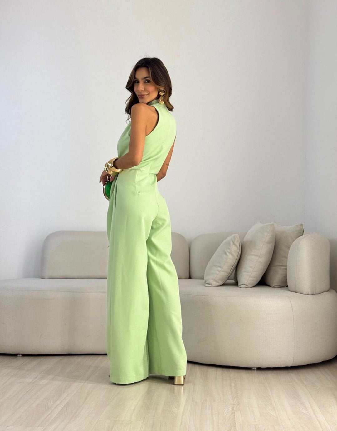 Mono feminino Amara: realce sua beleza com um estilo sofisticado e aconchegante para qualquer estação.
