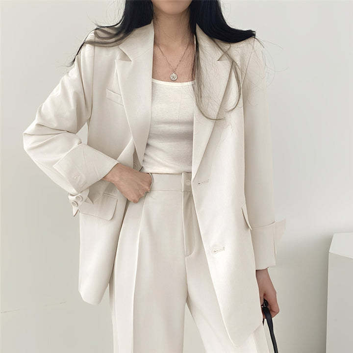 Conjunto feminino Betty versátil: blazer e calça social chic para diversas ocasiões, do casual ao formal.