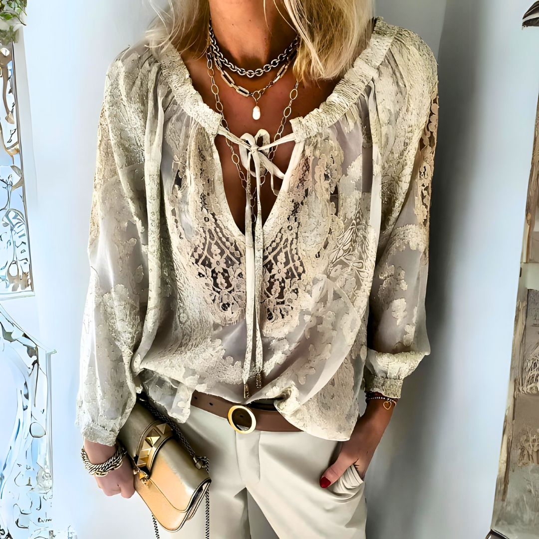 Blusa feminina boho chic com renda delicada, decote e manga longa. Estilo vintage elegante para primavera/verão.