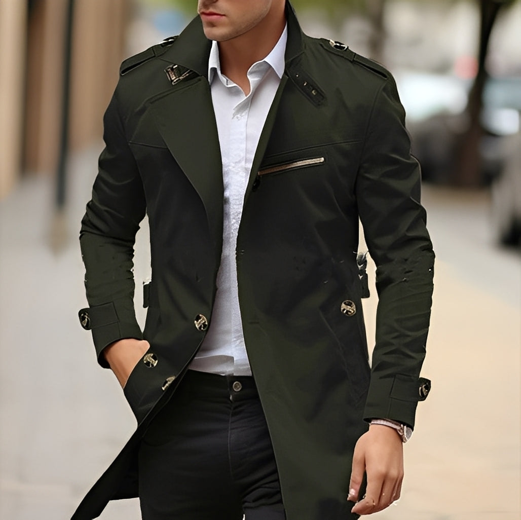 Homem usando trench coat masculino elegante, clássico e versátil, perfeito para moda outono/inverno.
