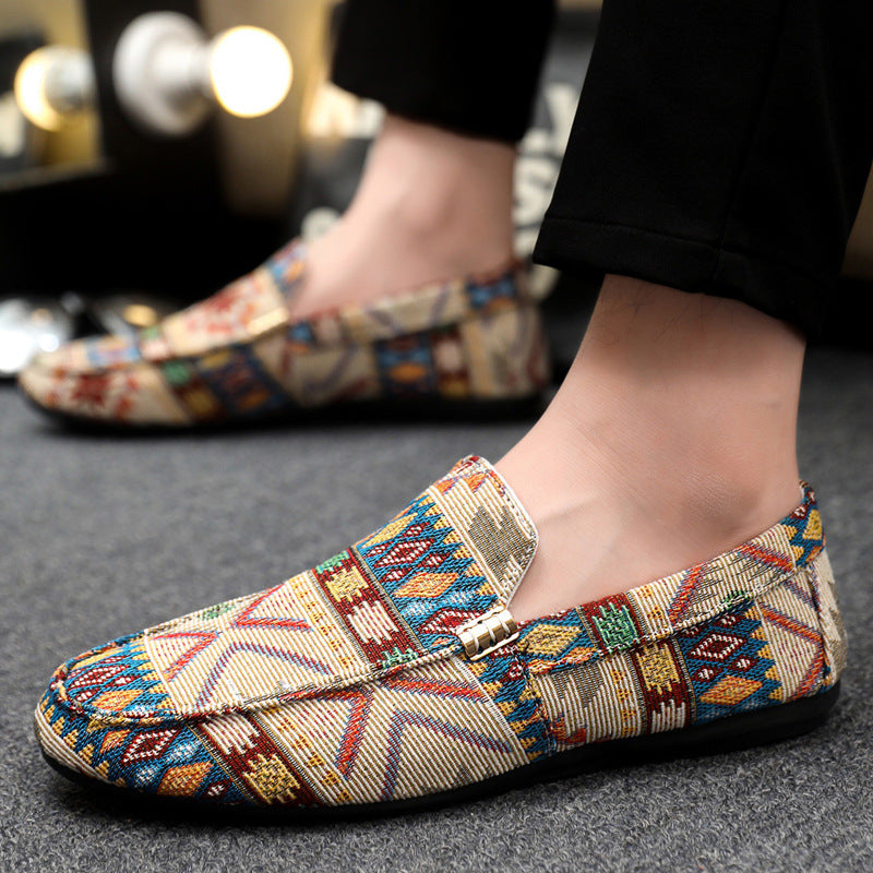 Mocassins masculinos casuais bege, slip-on, ideais para o verão. Conforto e estilo duradouro para o homem moderno.