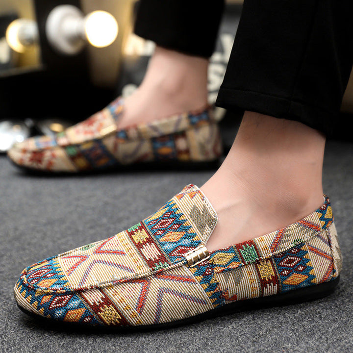 Mocassins masculinos casuais bege, slip-on, ideais para o verão. Conforto e estilo duradouro para o homem moderno.