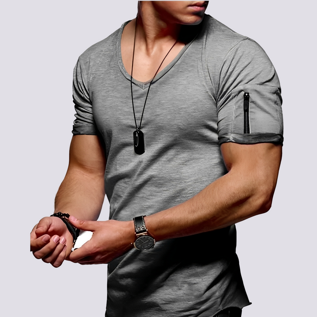 Roupa masculina de verão: camiseta slim fit com decote em V, moderna e confortável para o estilo casual.