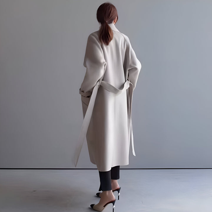 Casaco DianaLisboa com cinto estruturado, moda feminina para inverno e outono.