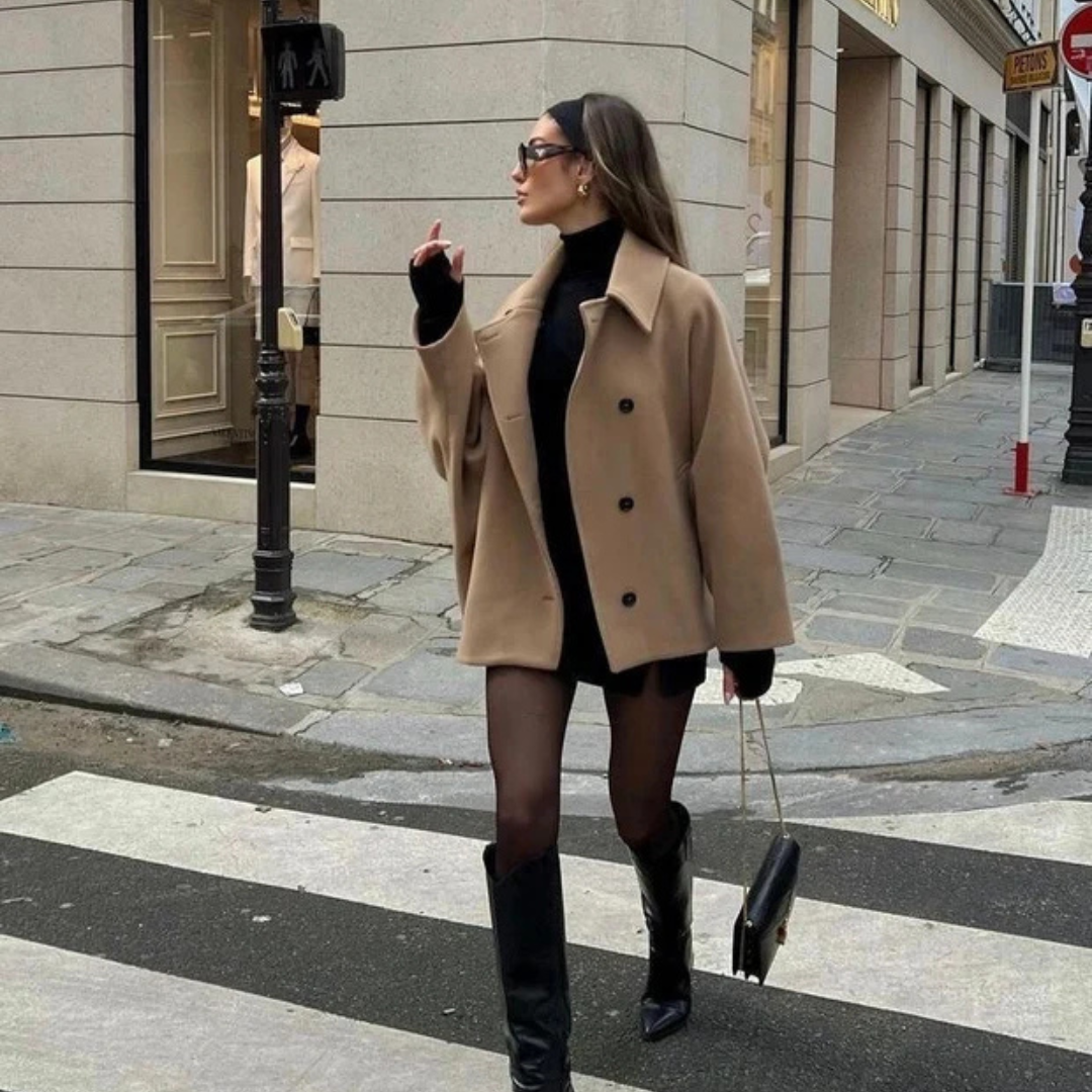 Casaco feminino oversize elegante com lapela clássica e botões duplos, ideal para outono e inverno.