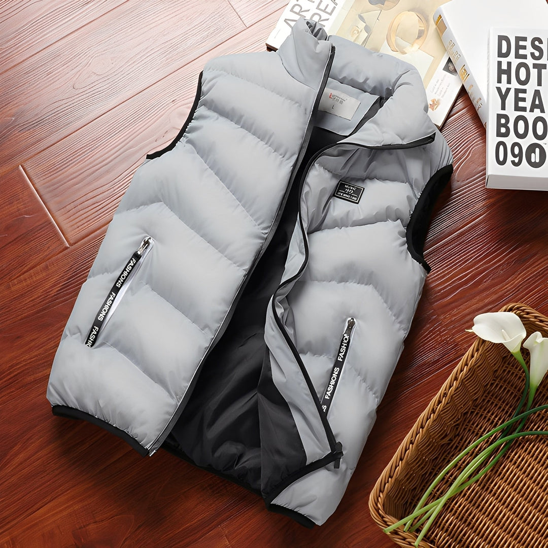 Homem usando colete masculino leve para um look casual de outono/inverno. Moda masculina versátil e confortável.