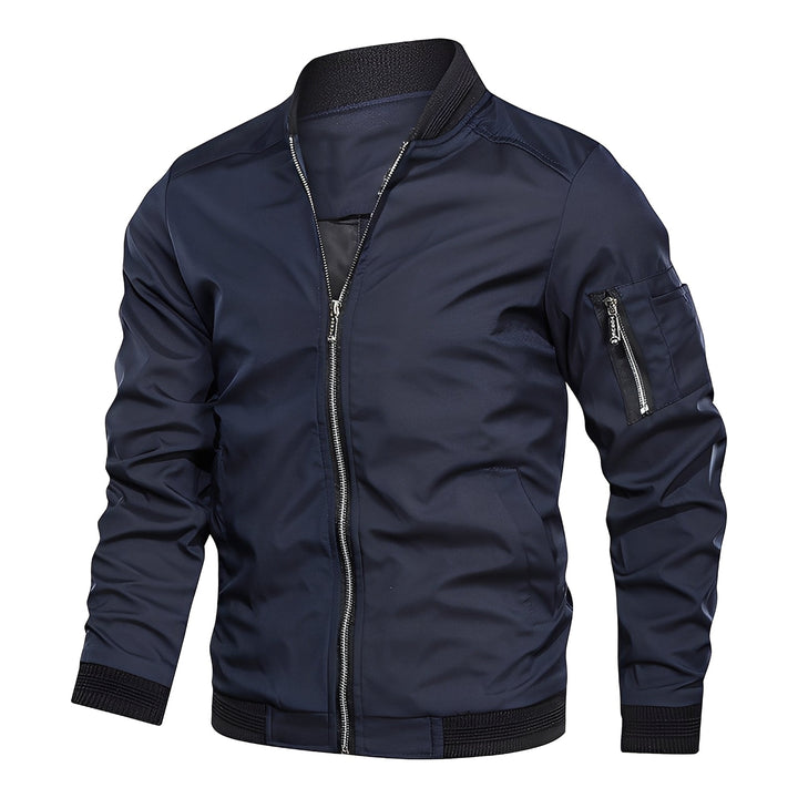 Homem vestindo jaqueta bomber masculina, look moderno e casual. Outwear masculino estiloso para o dia a dia.