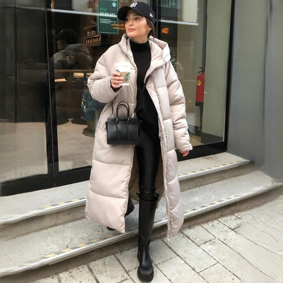 Jaqueta feminina aconchegante bege para inverno, longa e quente. Estilo casual e proteção contra o frio.