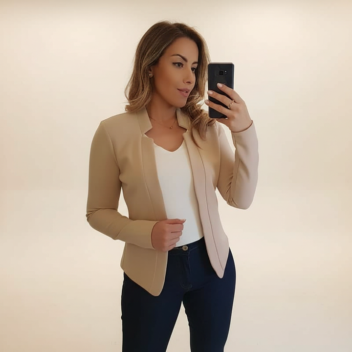 Casaco blazer feminino versátil para primavera, verão e outono. Peça chique de moda feminina para roupa formal e casual.