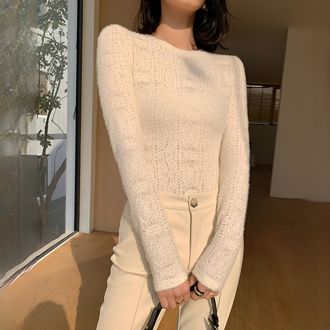 Blusa feminina bege manga longa com gola redonda e detalhe vazado. Peça casual/elegante para outono.