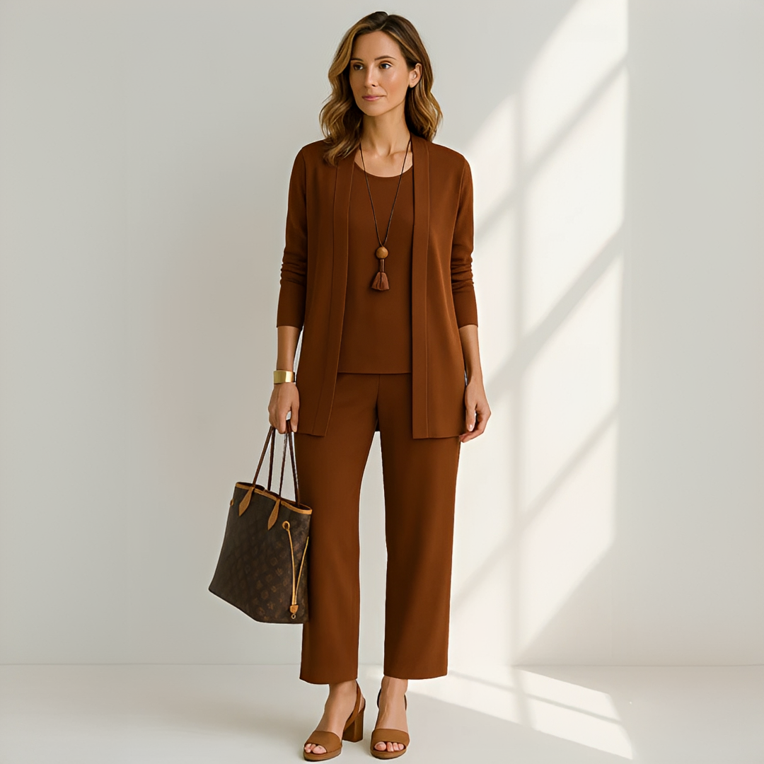 Conjunto feminino Aurella de três peças: blazer, colete e calça. Roupa formal e elegante para moda executiva.