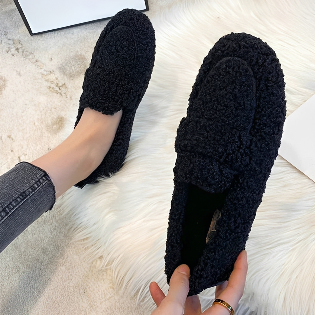 Chinelos femininos casuais e confortáveis, ideais para o dia a dia em casa. Sapatos macios com estilo minimalista.