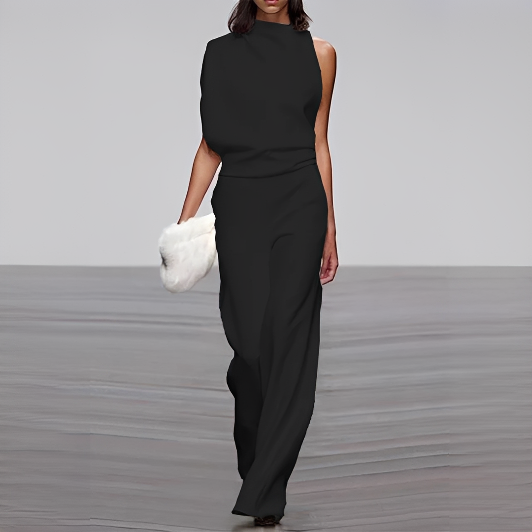 Macacão feminino sofisticado com decote redondo e pernas largas, sinônimo de elegância e moda versátil.