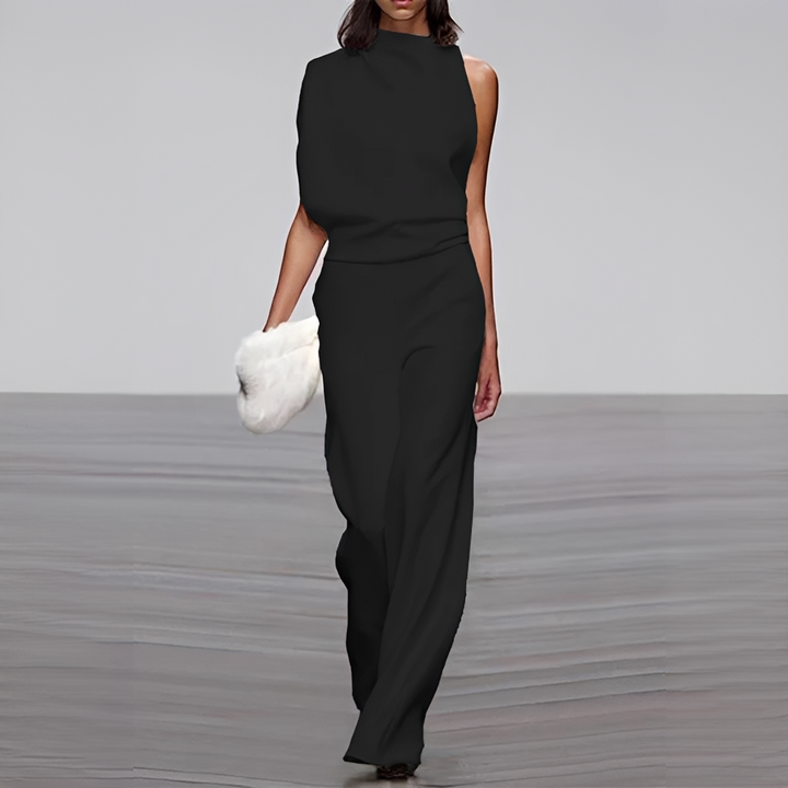 Macacão feminino sofisticado com decote redondo e pernas largas, sinônimo de elegância e moda versátil.