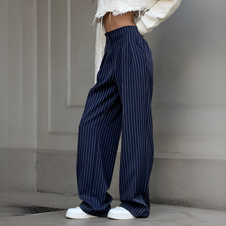 Calças femininas plissadas azul marinho, largas e confortáveis, ideais para moda casual de verão com toque elegante.
